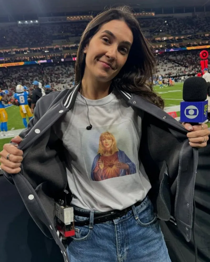 Repórter da Globo é acusada de ridicularizar Maria, mãe de Jesus, em camiseta com rosto de Taylor Swift