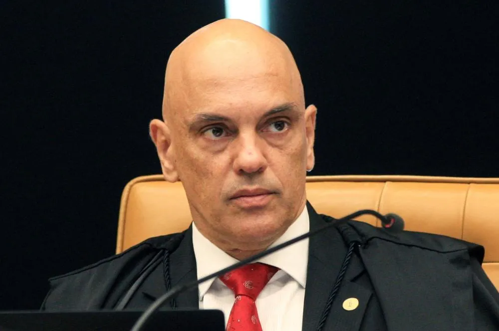 Alexandre Moraes aponta Bolsonaro como líder de organização criminosa que tentou golpe