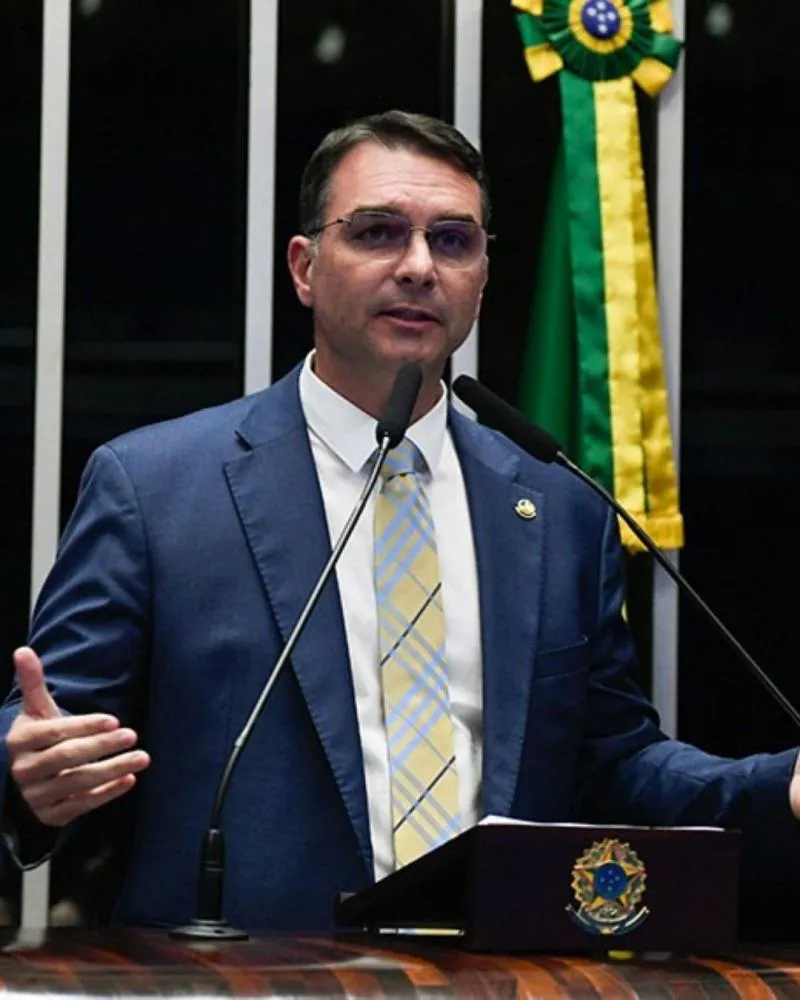 Flávio Bolsonaro celebra voto de Fux e acusa Moraes de “perseguição política”