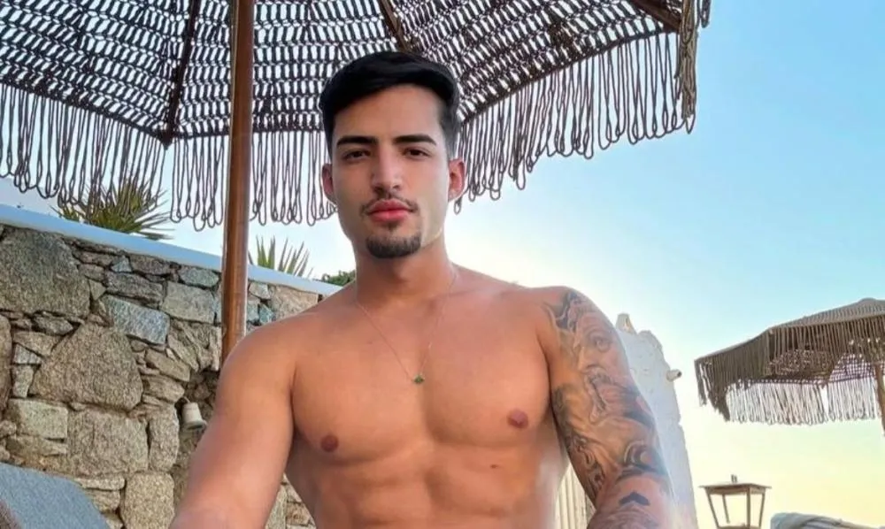 Já superou? Poucos dias após enterro do amigo, Ryan sensualiza na web