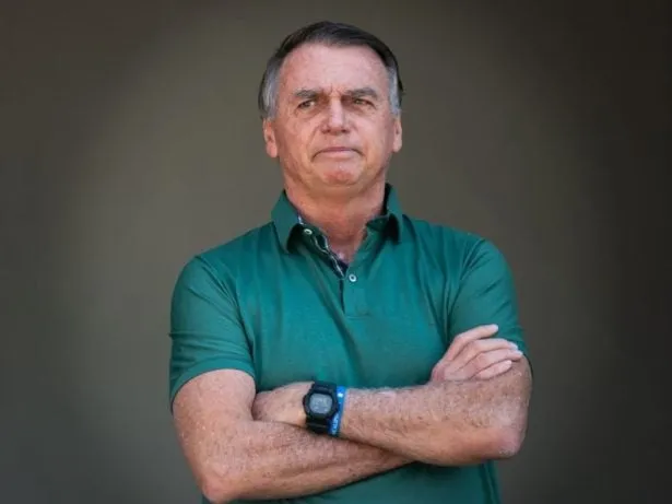 Bolsonaro acena no jardim de casa após voto de Fux pela absolvição no STF