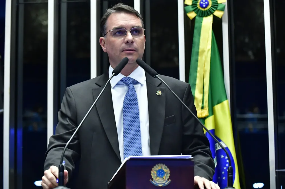 Flávio Bolsonaro critica decisão do STF e dispara contra Moraes “Usou a caneta para se vingar de Jair Bolsonaro”