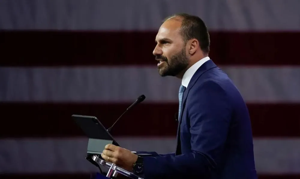 Eduardo Bolsonaro afirma que recorrerá a tribunais internacionais contra a condenação do pai