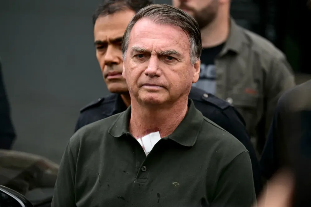 Bolsonaro deixa prisão domiciliar e vai ao hospital com quadro de anemia e pneumonia residual