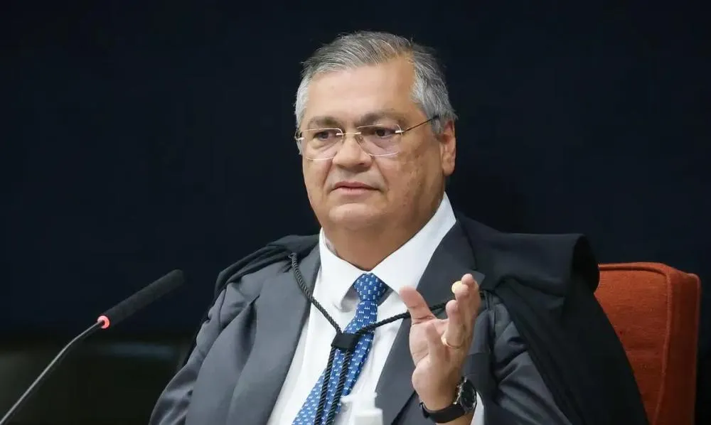 Dino cita indícios de crimes e suspende repasses de emendas a nove municípios