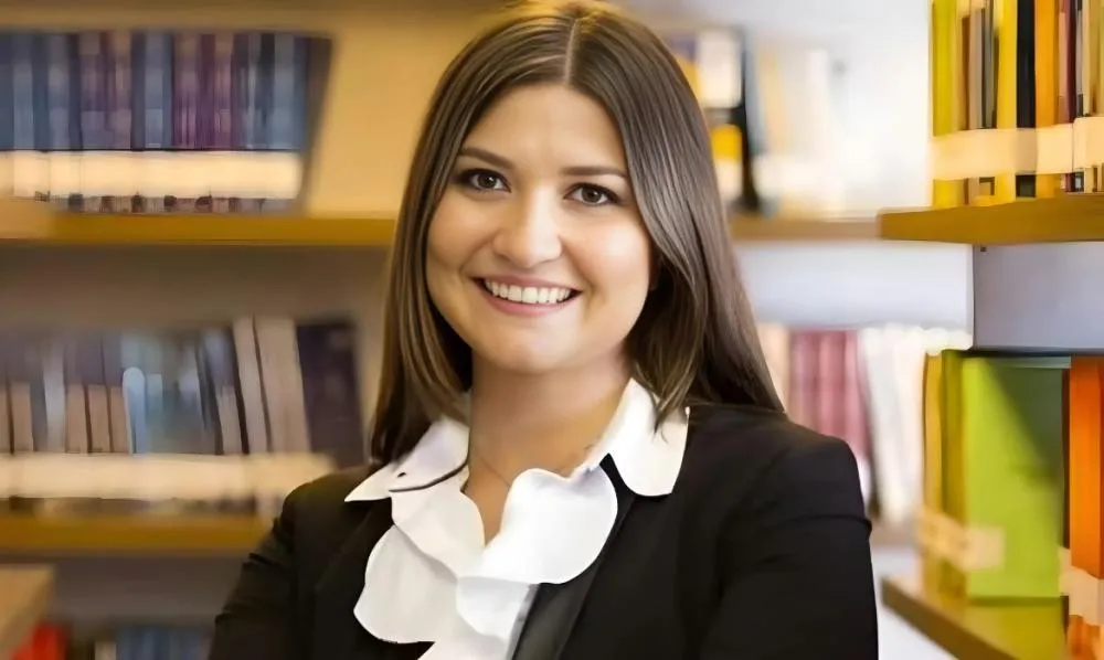 Filha de ministro do STF é recebida à cusparadas e xingamentos em universidade: “Lixo comunista”