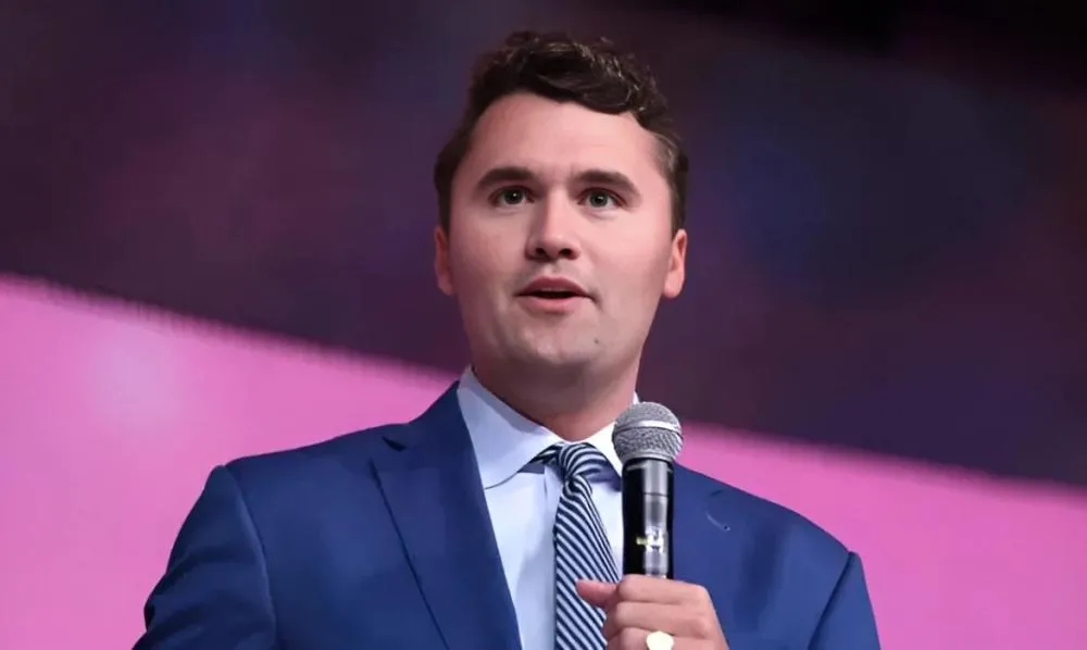 Médico brasileiro tem visto dos EUA revogado ao elogiar assassinato de Charlie Kirk