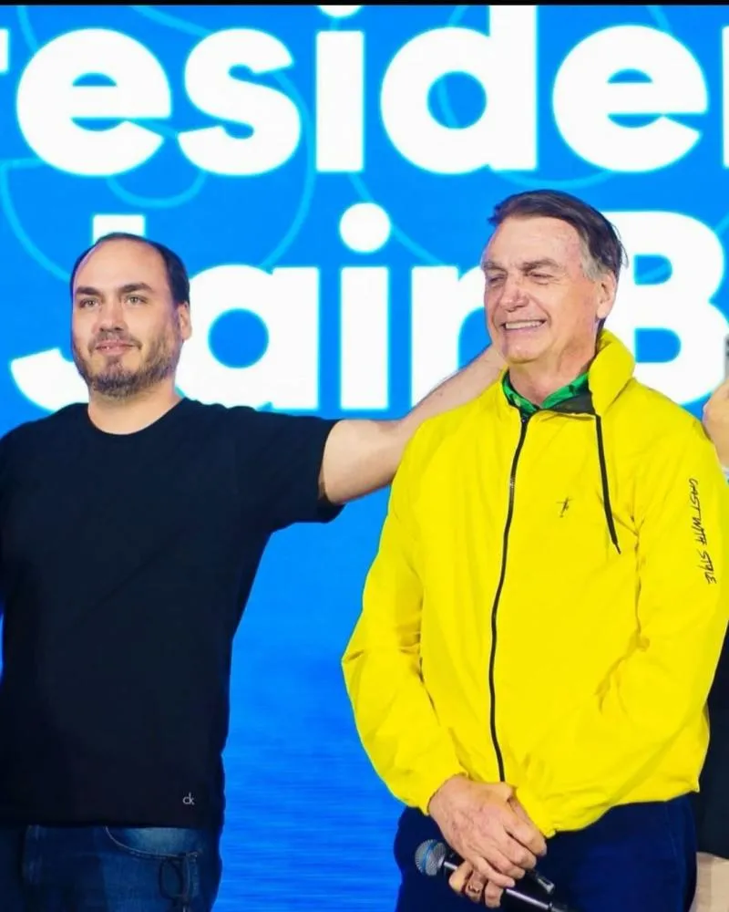 Carlos Bolsonaro atualiza estado de saúde do pai: “Cada dia come menos”