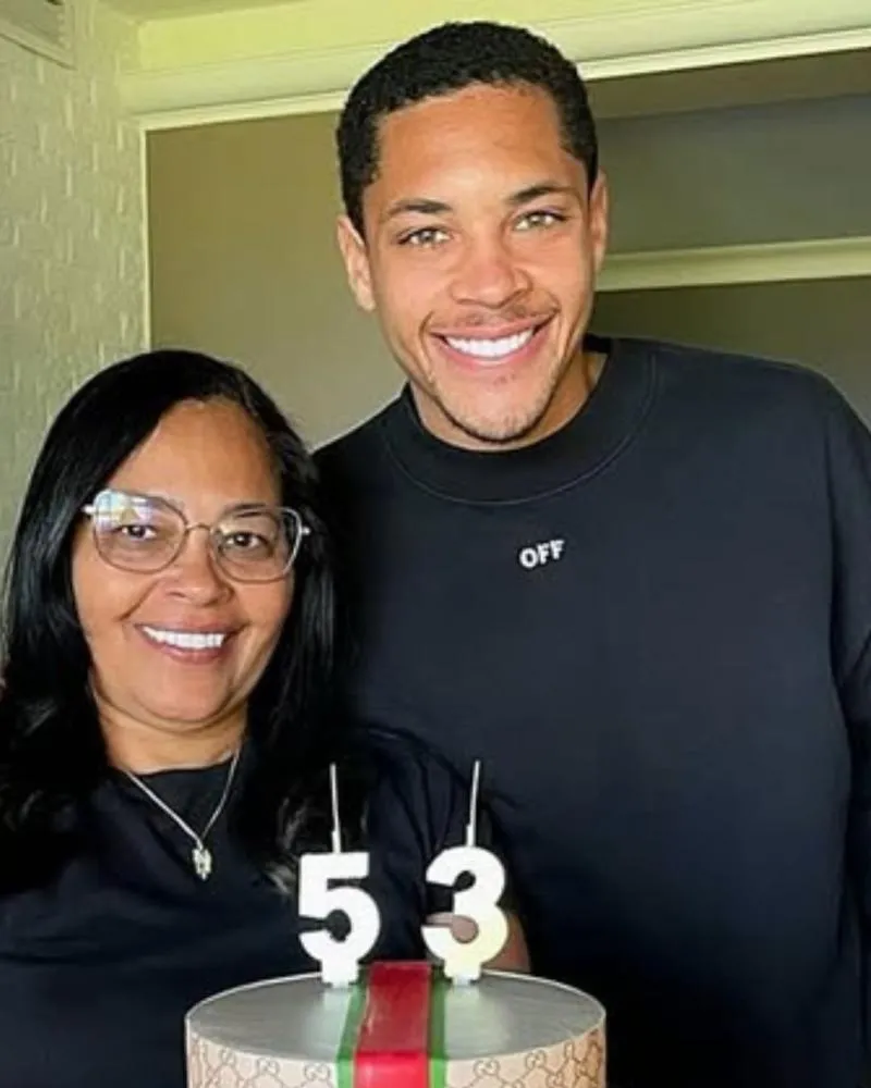 Vitor Roque e mãe. Reprodução/Facebook