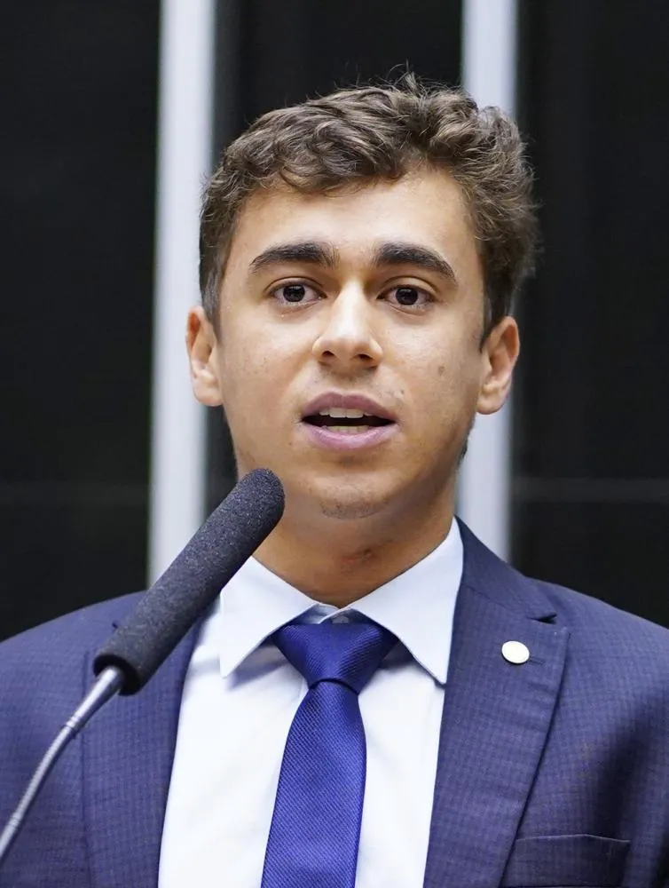 Nikolas Ferreira afirma que câncer de Bolsonaro é consequência de “facada e perseguição”