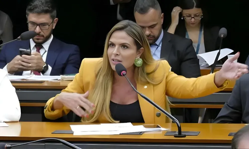 Deputada alega ter sido coagida para votar a favor da PEC da Blindagem: “Pessoas influentes”