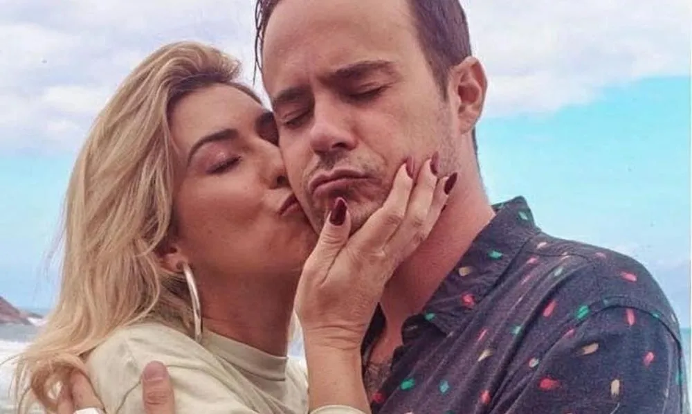 Com casinho antigo, Fernanda Paes Leme e Paulo Vilhena passam o dia juntos em praia