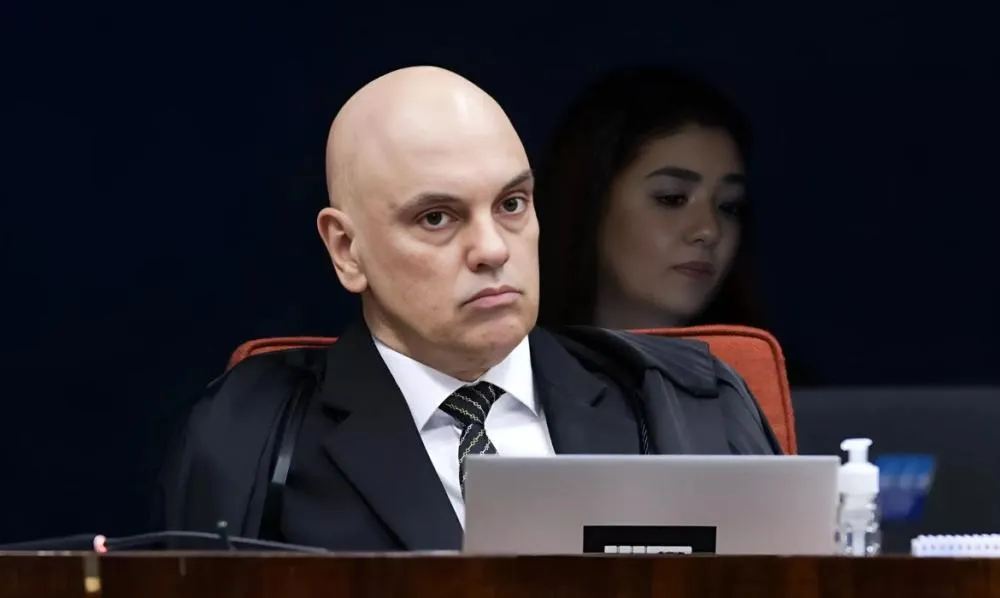 Moraes estabelece prazo mínimo para Eduardo Bolsonaro apresentar sua defesa à denúnica da PGR