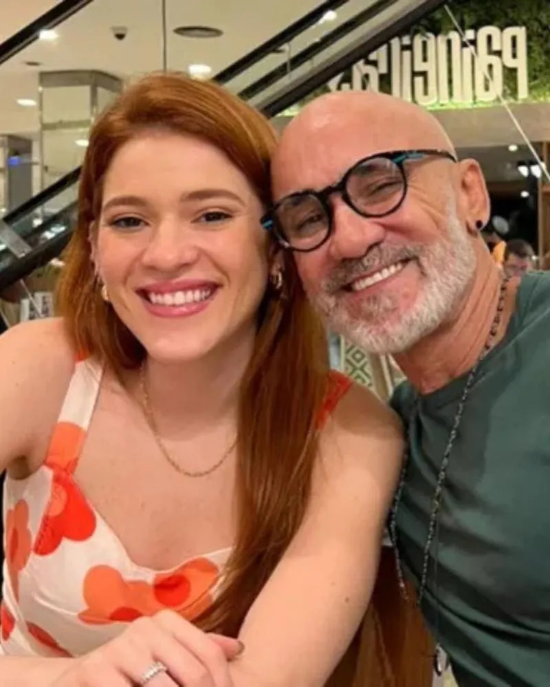 Ana Clara defende Ayrton e rebate críticas sobre novo trabalho do pai
