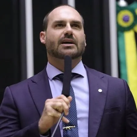 “Com meu pai fora, eu sou candidato à Presidência”, diz Eduardo Bolsonaro sobre cenário de 2026