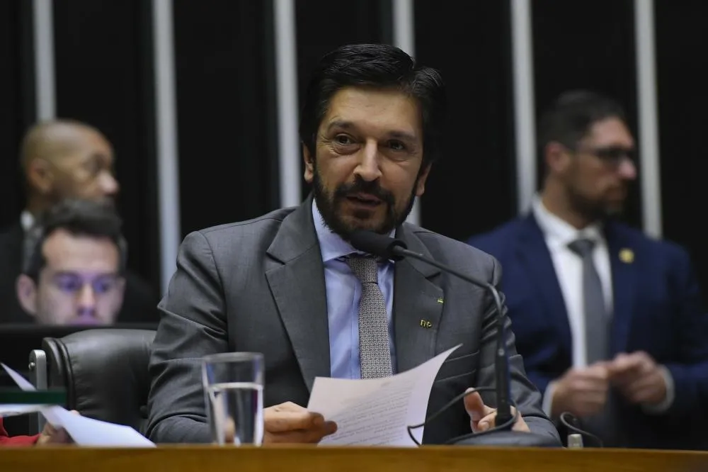Ricardo Nunes aumenta multa para pichações e cabos irregulares em SP