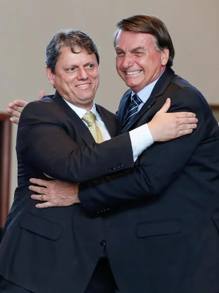 Bolsonaro dá sinal verde a Tarcísio para eleição presidencial; diz colunista