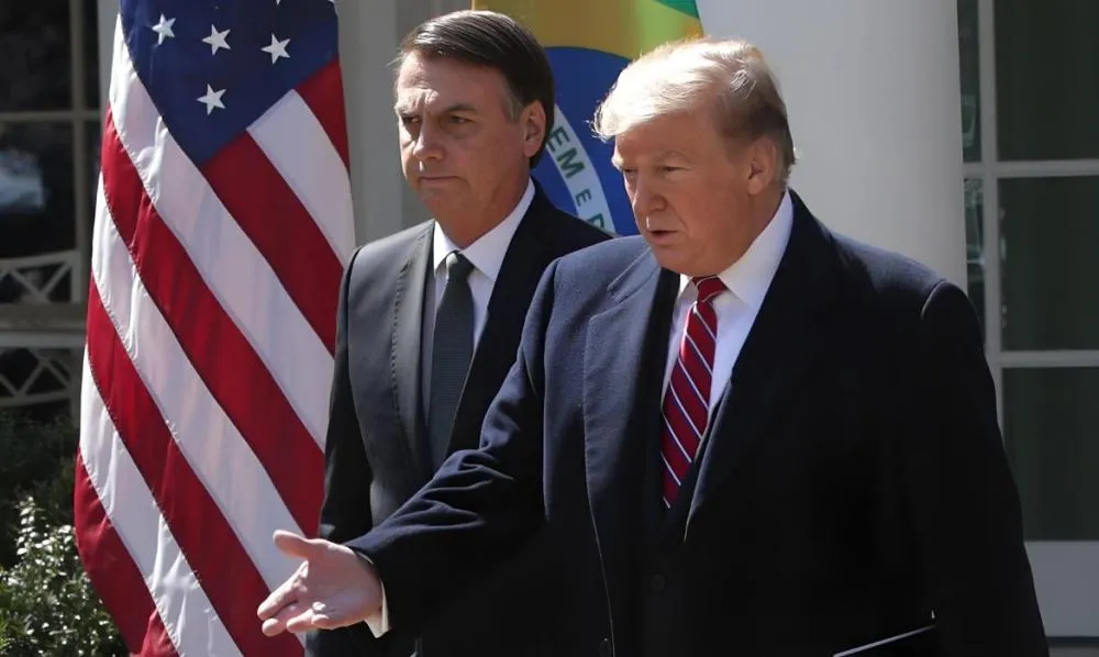 Em meio à tensões diplomáticas, Trump pode visitar Bolsonaro em prisão domiciliar