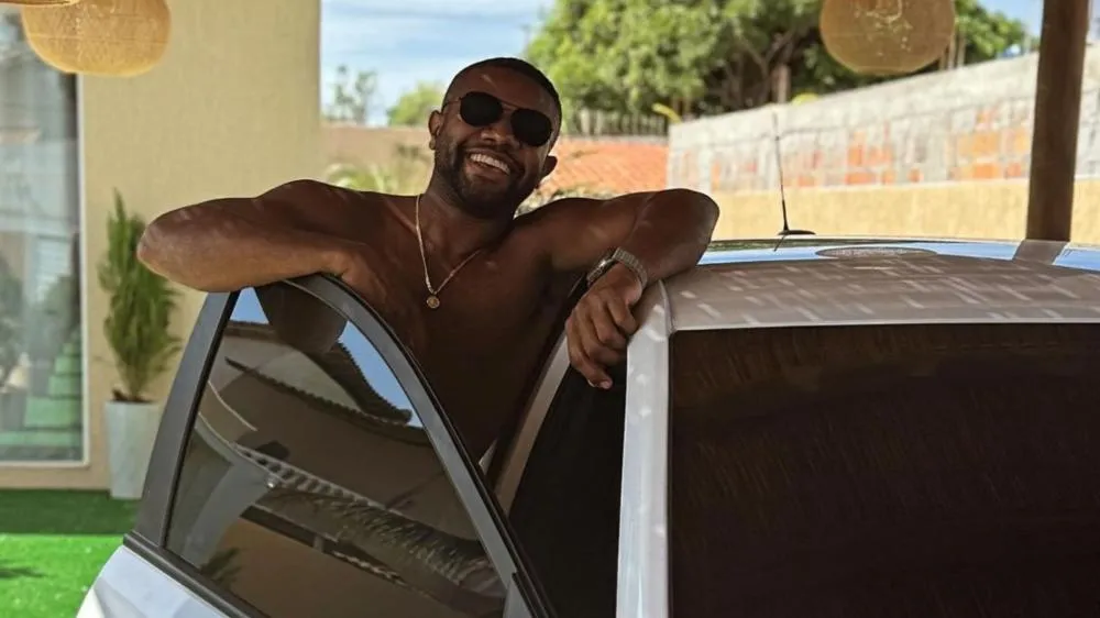 Davi Brito devolve carro de luxo para concessionária