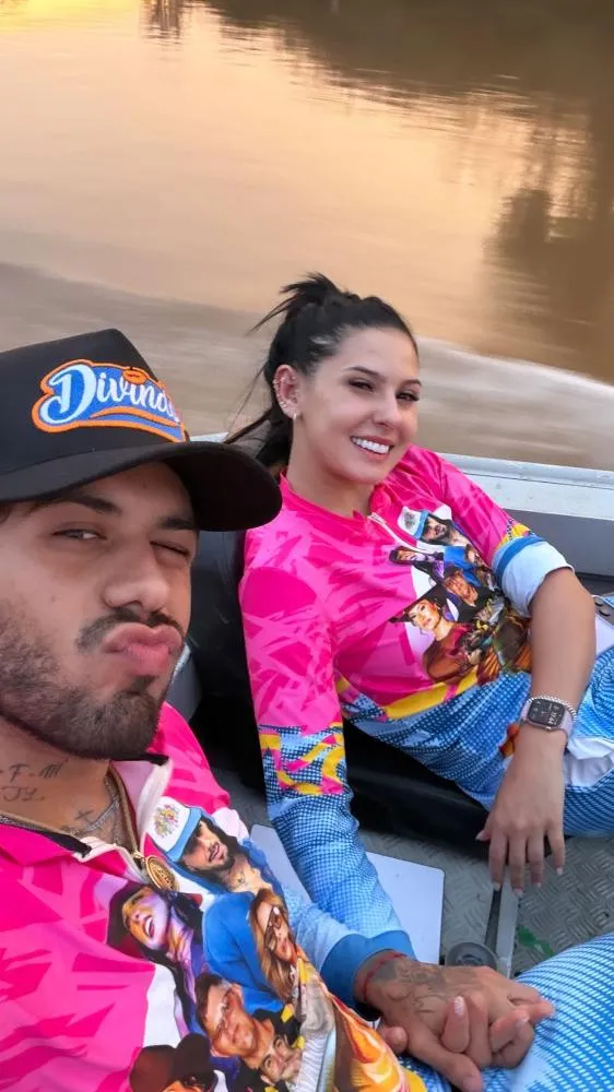 Bora assumir? Ana Castela e Zé Felipe postam fotos de mãos dadas no Pantanal