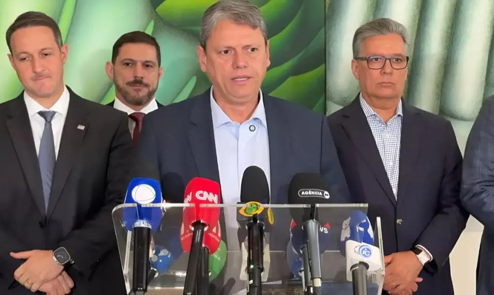 Em contrapartida ao Governo, Tarcísio nega participação do PCC em casos de bebidas com metanol em SP
