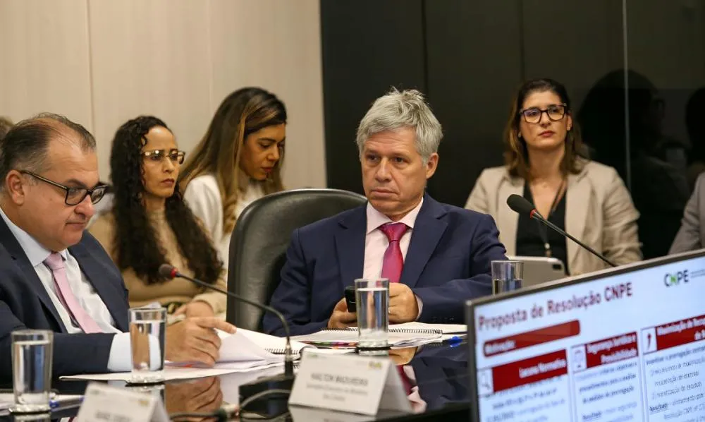 Tarcísio de Freitas é atacado por Ministro de Lula: “Abandonou SP para cuidar de Bolsonaro”