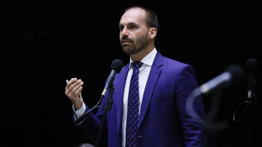 Eduardo Bolsonaro diz que disputará a Presidência em 2026 caso seu pai continue impedido de concorrer