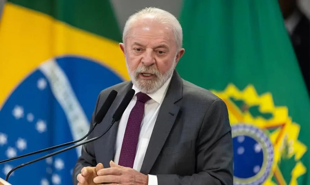 “Tivemos que descer, com medo que pegasse fogo”: Lula relata susto com problemas no avião da FAB