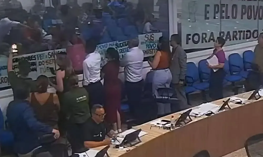 Vídeo: Câmara de Taubaté vira palco de confusão generalizada entre vereadores e manifestantes