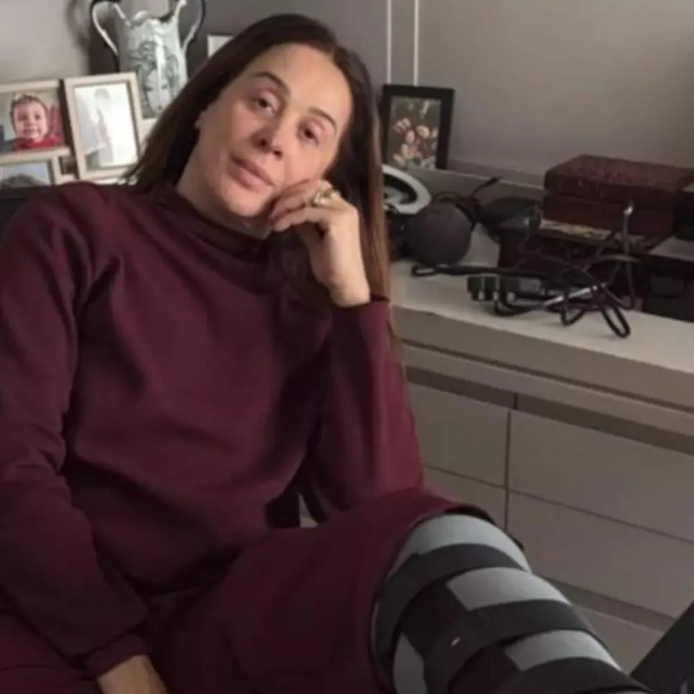 Pausa involuntária: Claudia Raia sofre fratura durante peça e suspende turnê
