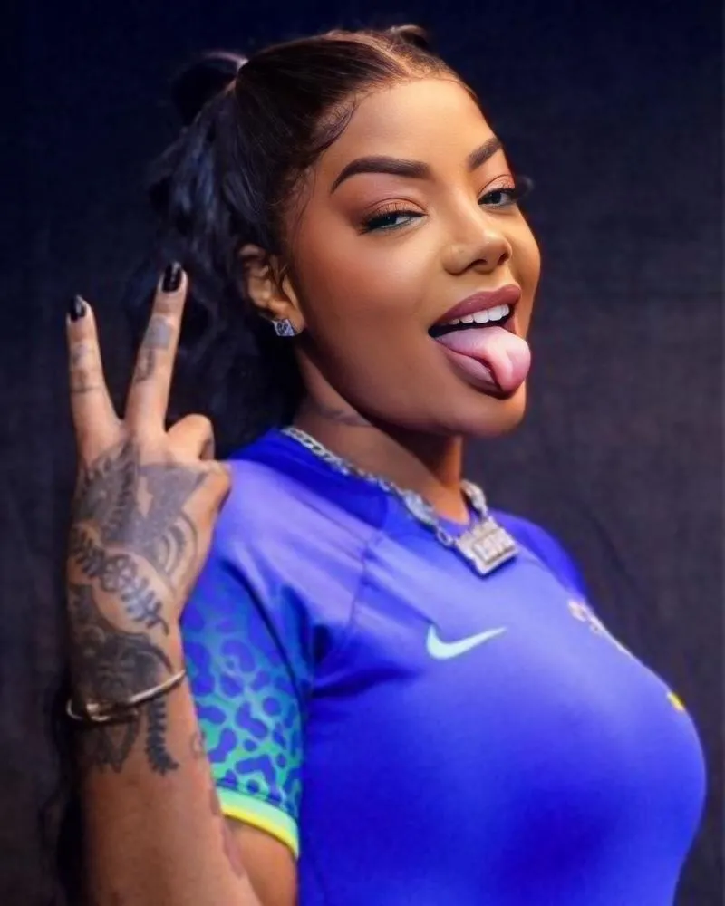 Em evento Ludmilla celebra compra de time de futebol