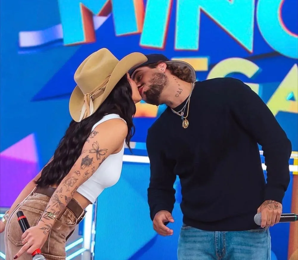 Ana Castela e Zé Felipe se beijam durante gravação do 'Domingo Legal'