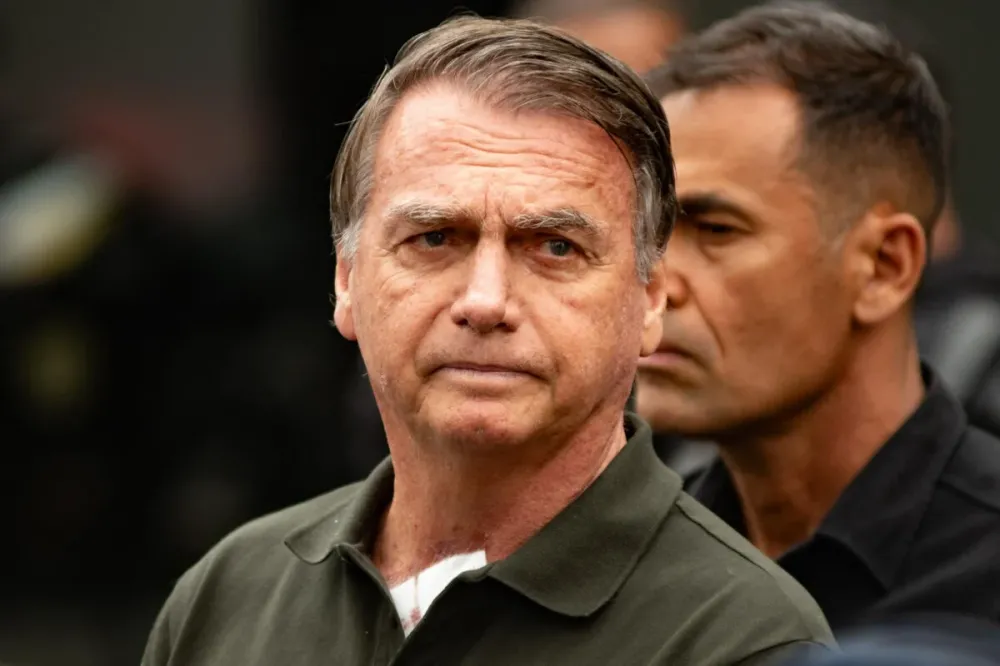 Após agravamento de crises de soluço, Moraes autoriza Bolsonaro a receber atendimento médico em casa