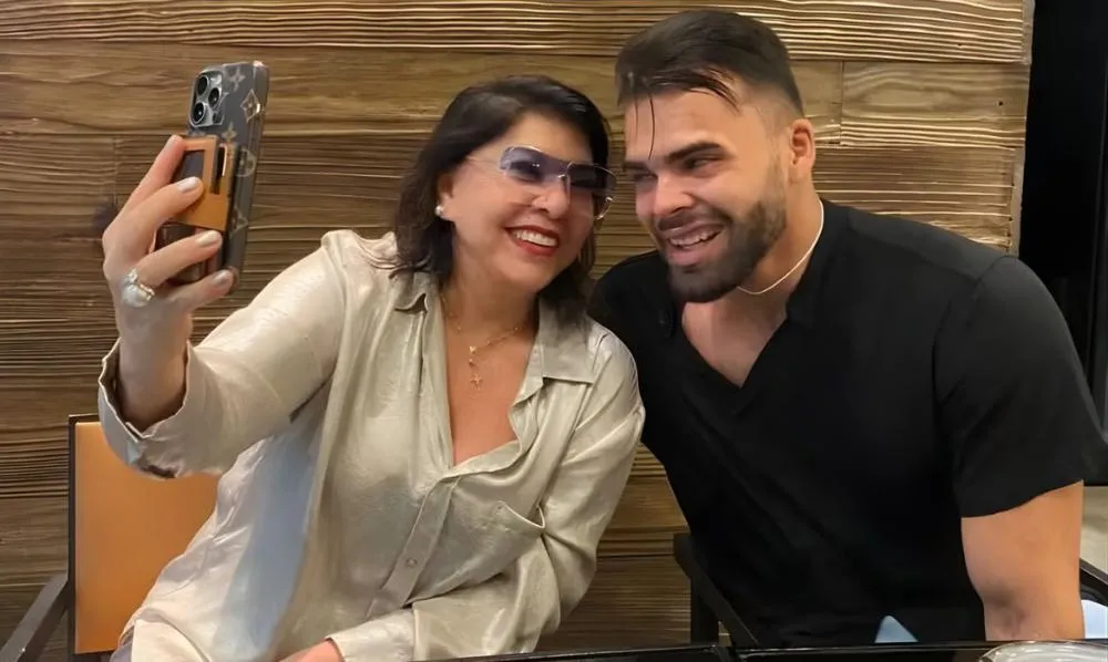 Mamãe ama, mamãe cuida: Roberta Miranda rebate críticas por namoro com homem 44 anos mais jovem “Tô nem aí”