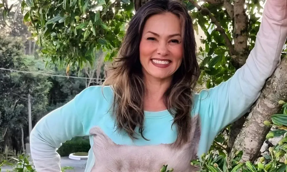 Suzana Alves, famosa Tiazinha, revela que se 'curou' de seu passado sensual: “Dor se transforma em graça”