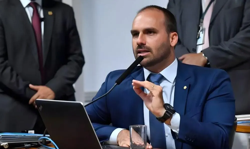Moraes determina 15 dias para a apresentação da defesa de Eduardo Bolsonaro em investigação