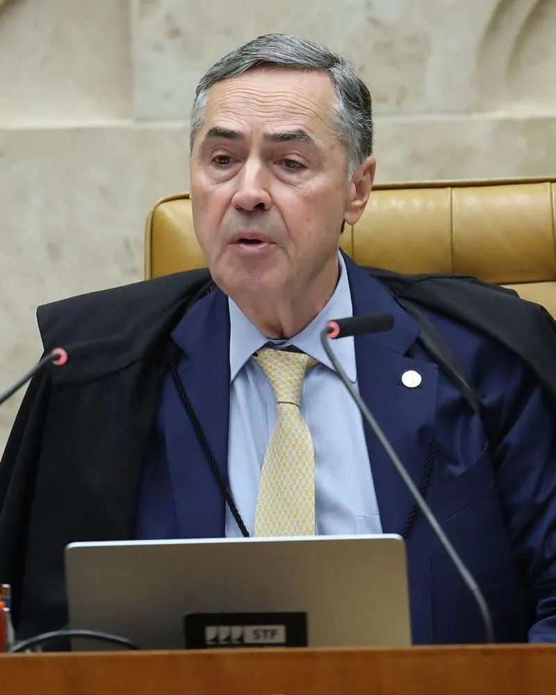 Ministro do STF Luís Roberto Barroso deixa hospital em Brasília após passar a noite internado por indisposição