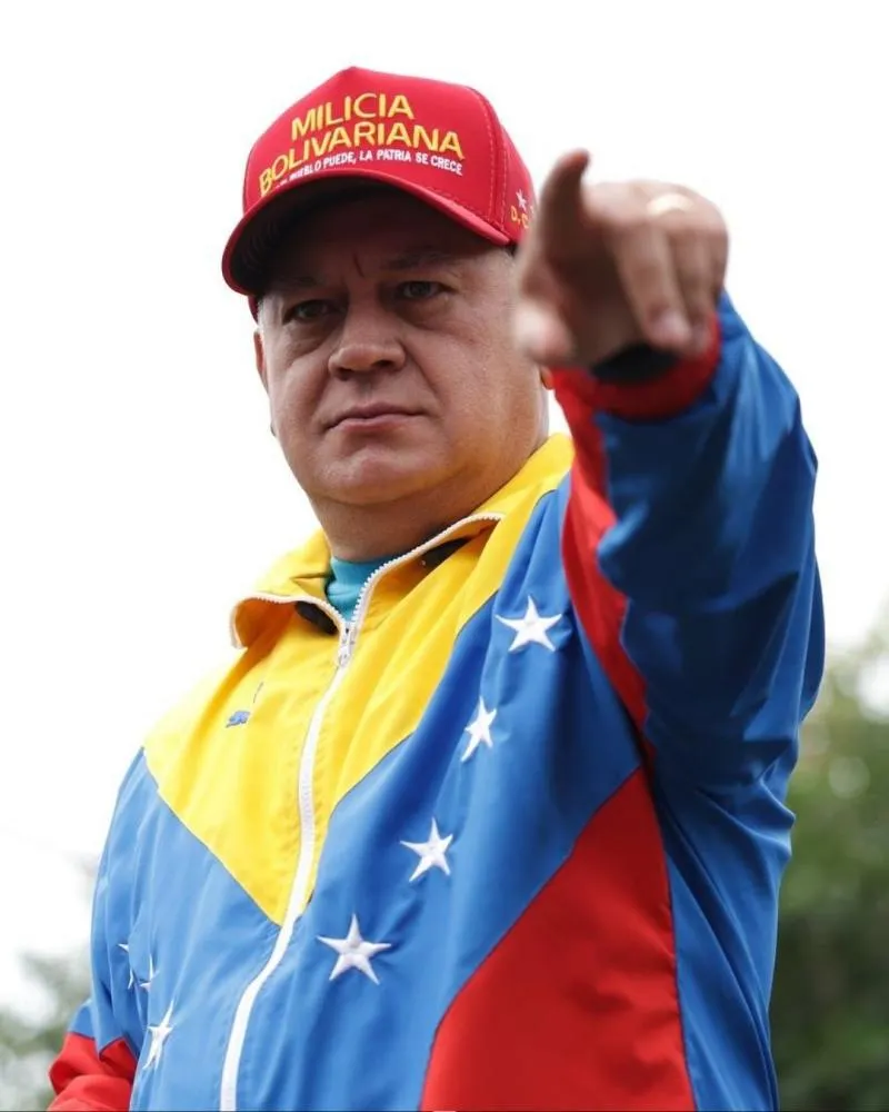 Com facão na mão, ministro de Maduro desafia Trump e os EUA: “Não vale pedir tempo”
