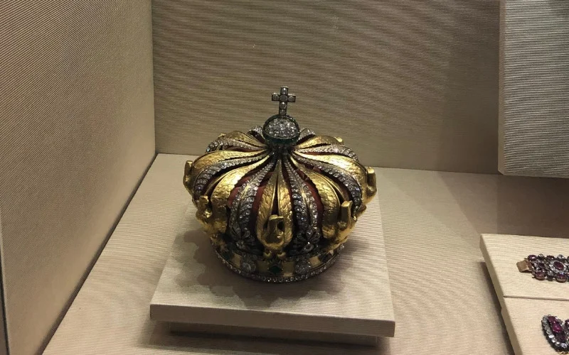 Coroa da Rainha Eugenia é recuperada após roubo no Museu do Louvre