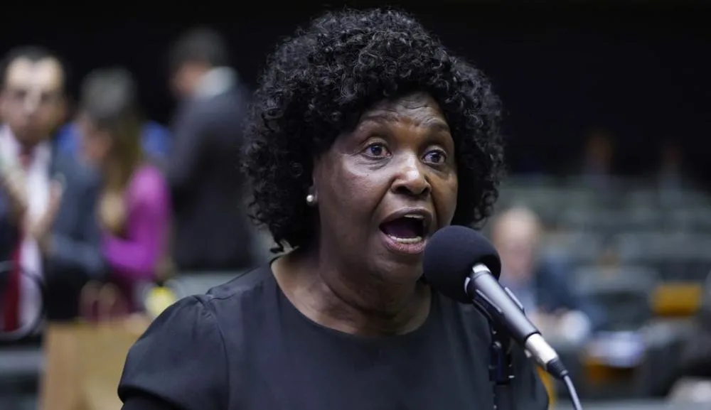Benedita da Silva confirma candidatura ao Senado e ignora movimento do PT por Neguinho da Beija-Flor