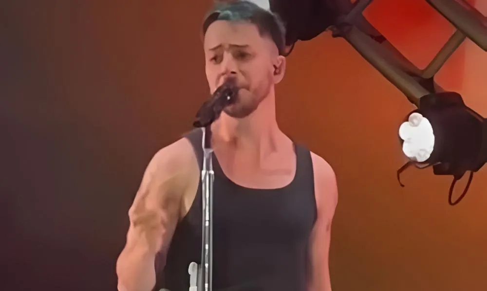 Canta bem? Qual sua nota para a apresentação do irmão de Sandy?