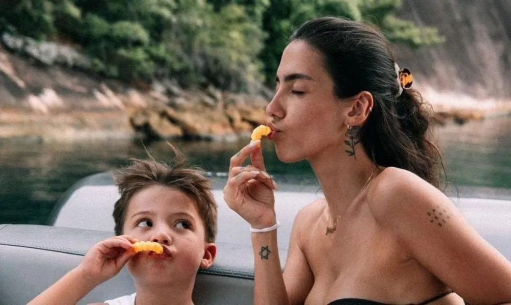 Gabi Brandt esclarece cirurgia do filho: “Perda significativa de audição nos dois ouvidos”
