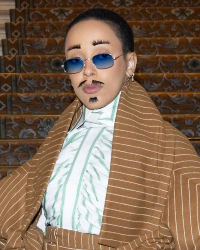 Bigode feminino vira febre e símbolo de empoderamento, desafiando padrões de beleza; o que você acha sobre?