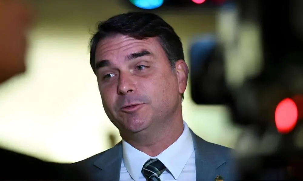 Boa ação? Flávio Bolsonaro sugere que EUA ataque 'barcos com drogas' no Rio