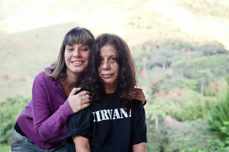 Neta de Maria Gladys, Mia Goth suspende ajuda financeira e mãe volta ao Brasil