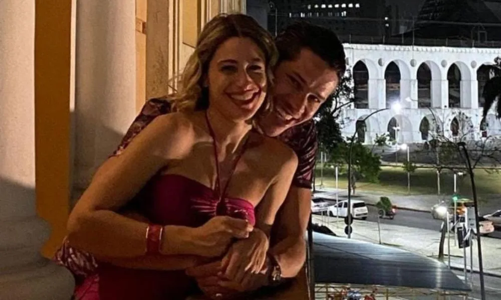 Após rumores e beijos, Luísa Arraes e José Loreto posam agarradinhos; saiba detalhes