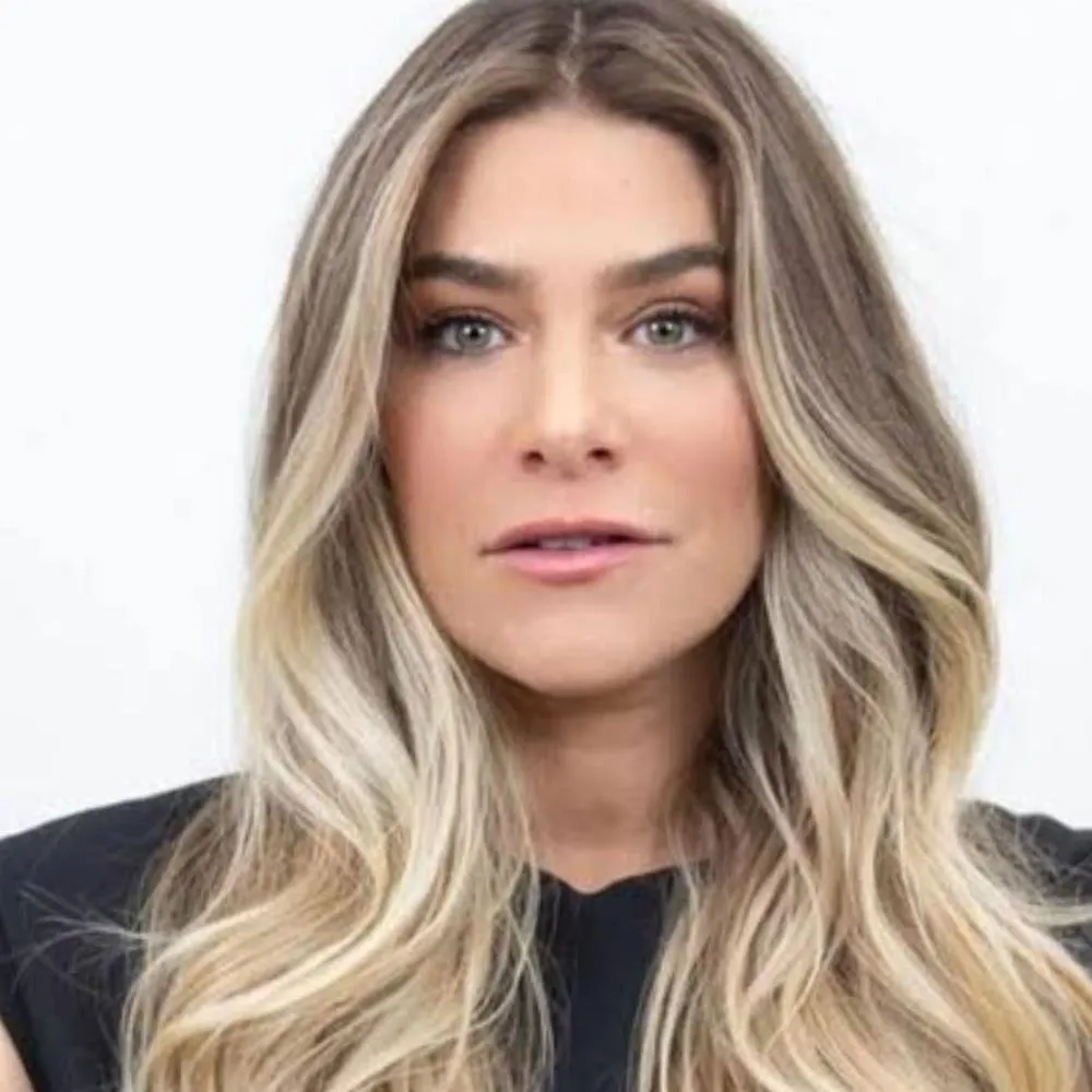 Atriz famosa, conhecida por protagonizar várias novelas, está em negociação para participar do BBB 25 com o marido; Confira quem é