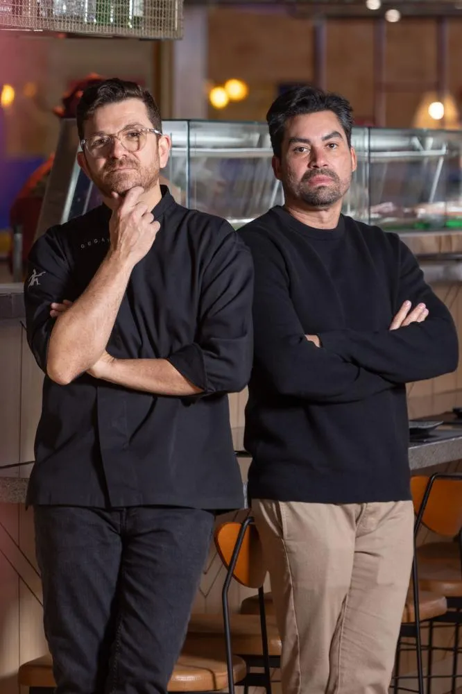 Gu’San: o encontro de Guga Rocha e Ricardo Sandes em uma nova leitura da cozinha asiática
