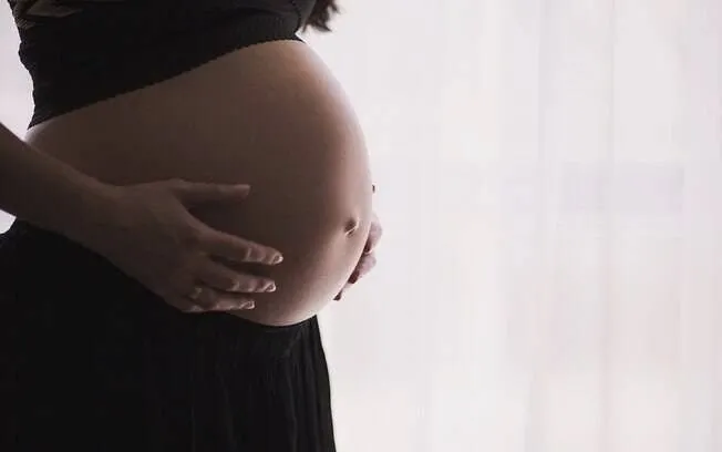Médica é acusada de matar bebê durante o parto ao usar unhas de gel afiadas 