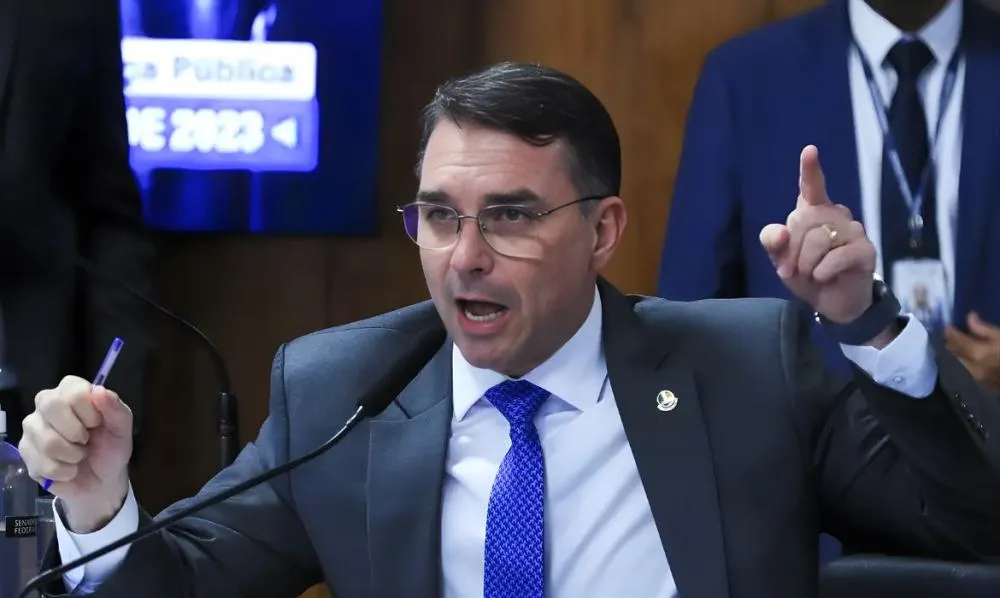 Após megaoperação no Rio, Flávio Bolsonaro afirma que Lula seria “idolatrado” se entrasse em comunidade do tráfico